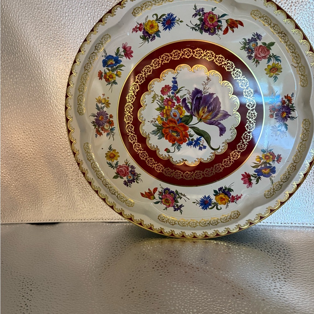 Vintage tray by Daher in England. This tray is tin but it will fool you.